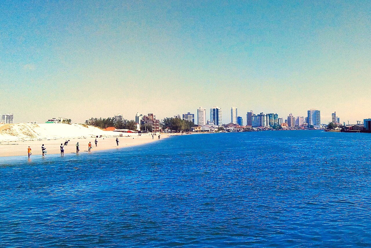 Vista da cidade de Tramandaí a partir da foz do rio
